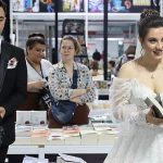 13-kocaeli-kitap-fuarinda-gelin-damat-surprizi-SeUYAOWr.jpg
