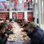 buyuksehir-belediyesi-ataturk-spor-salonunda-iftar-sofrasi-kurdu-CINtf8Ld.jpg