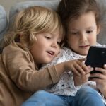 cocuklarda-ekran-bagimliligi-sasilik-nedeni-evMcBmAH.jpg