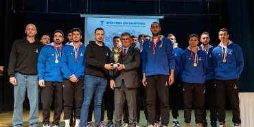 sampiyonlar-kupalarini-baskan-cemil-tugaya-teslim-etti.jpg
