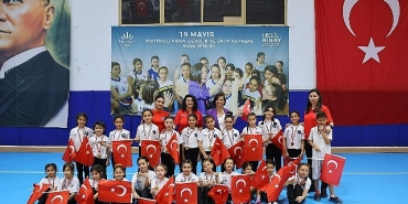 karabaglar-belediyesi-spor-okulu-ogrencileri-19-mayis-spor-senliginde-bulustu.jpg