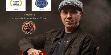 ozgur-aydinin-sympathy-albumune-global-music-awardstan-odul.jpg