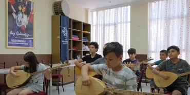 baskan-cercioglundan-genclere-kulturel-destek-yaz-kurslariyla-baglama-ogreniyorlar.jpg
