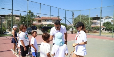 dikilide-cocuklar-tenis-ile-bulusuyor.jpg