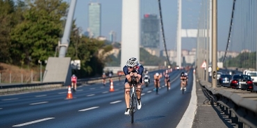 dunyanin-ilk-oral-b-asya-ve-avrupa-triatlon-sampiyonasi-istanbulda-yapildi.jpg