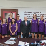 aslan-yol-burhaniye-belediyespor-kadin-basketbol-takimindan-baskan-devecilere-ziyaret.jpg