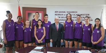 aslan-yol-burhaniye-belediyespor-kadin-basketbol-takimindan-baskan-devecilere-ziyaret.jpg