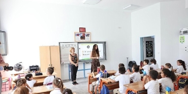 cesme-belediyesinden-ilkokula-baslayan-ogrencilere-hos-geldin-hediyesi.jpg