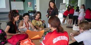 guzelbahce-belediyesinden-kiz-futbol-takimina-biraz-konusalim-mi-egitimi.jpg