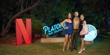 netfilix-gupse-ozay-imzali-yeni-dizisi-platonik-mavi-dolunay-otelin-lansmanini-cesmede-renkli-bir-etkinlikle-kutladi.jpg