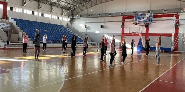 narlidere-belediyesinin-actigi-aerobik-kurslarina-katilan-kadinlar-gune-saglikli-enerjik-ve-zinde-basliyor.jpg