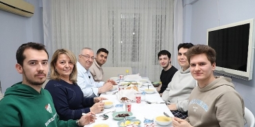 baskan-ertas-universite-ogrencilerinin-iftar-sofrasina-konuk-oldu.jpg