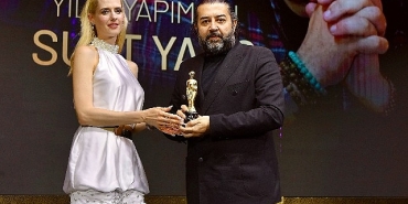 suat-yanc-yilin-en-iyi-yapimcisi-odulunu-aldi.jpg